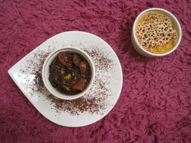 Weiße Pfeffer Crème Brûlée mit Pflaumen-Feigen Ragout - Rezept