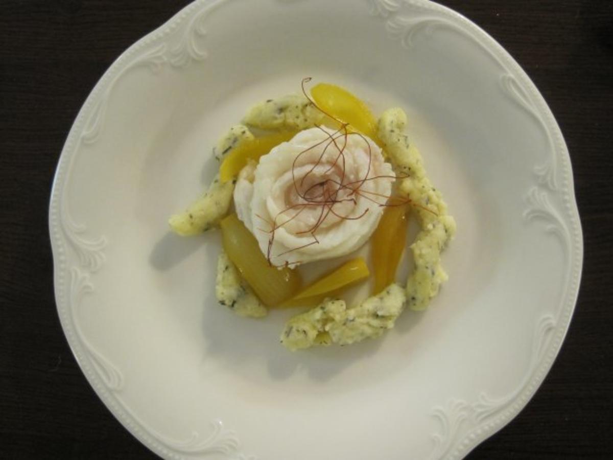 Bilder für Steinbutt-Rosette, Safran-Pickles-Zwiebeln, Kräuterschupfnudeln - Rezept