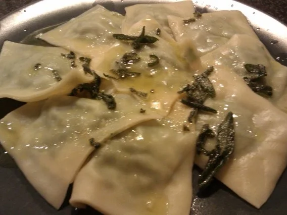 Minimaultaschen mit Ricotta-Spinatfüllung und Salbeibutter - Rezept - Bild Nr. 3