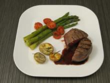 Bisonfilet auf Barolosauce mit gegrilltem Spargel und Cherrytomaten an Rosmarinkartoffeln - Rezept