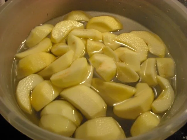 Rezept: Marzipan-Apfelkuchen mit Zimt-Vanilleguss Bild Nr. 3 Marzipan-Apfelkuchen mit Zimt-Vanilleguss - Rezept - Bild Nr. 3