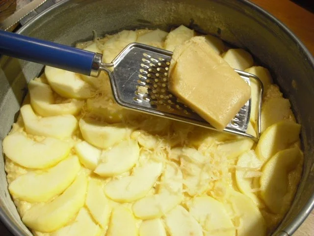 Rezept: Marzipan-Apfelkuchen mit Zimt-Vanilleguss Bild Nr. 5 Marzipan-Apfelkuchen mit Zimt-Vanilleguss - Rezept - Bild Nr. 5