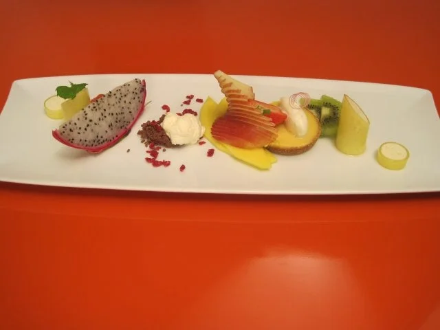 Limonentarte mit Orangenfillini, explosives Mascarponeeis und marinierten Früchten - Rezept