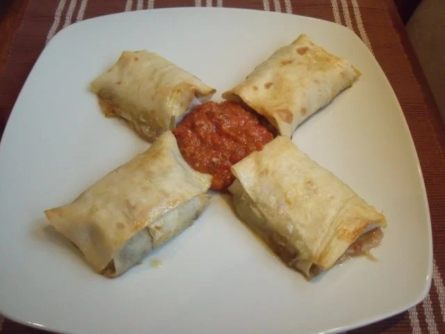 Schafskäseröllchen mit selbstgemachtem Paprikadip - Rezept - Bild Nr. 2