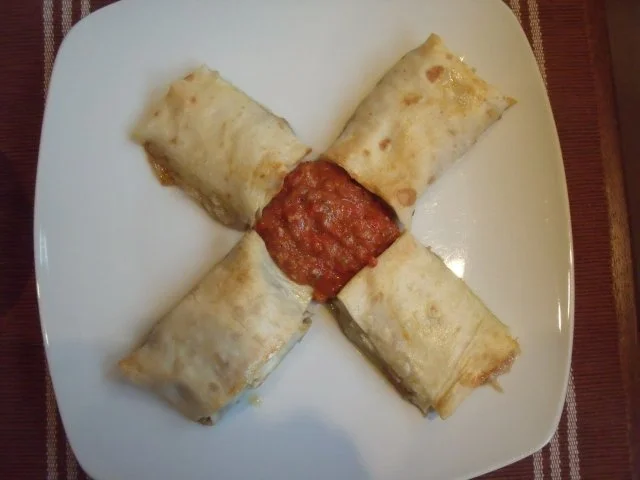 Schafskäseröllchen mit selbstgemachtem Paprikadip - Rezept