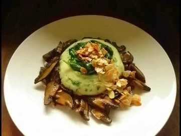 Petersilien-Kartoffelpüree mit Spinat, Salzmandeln  und gebratenen Hexen - Rezept