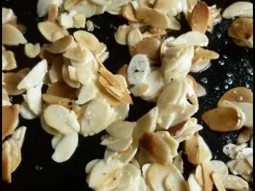 Petersilien-Kartoffelpüree mit Spinat, Salzmandeln  und gebratenen Hexen - Rezept - Bild Nr. 6