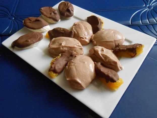 Rezept: Schoko-Quark-Nockerl mit Schoko-Früchten Schoko-Quark-Nockerl mit Schoko-Früchten - Rezept