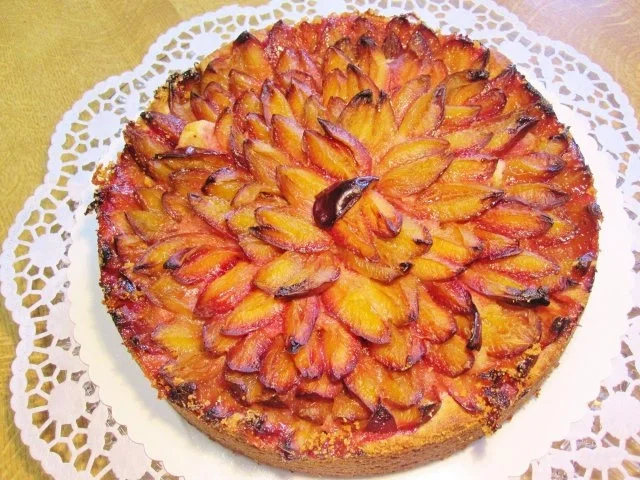 Nusskuchen mit Pflaumen - Rezept