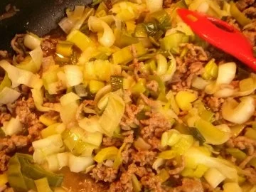 Rezept: Schupfnudeln mit Hackfleisch-Lauch-Käse-Soße Bild Nr. 4 Schupfnudeln mit Hackfleisch-Lauch-Käse-Soße - Rezept - Bild Nr. 4