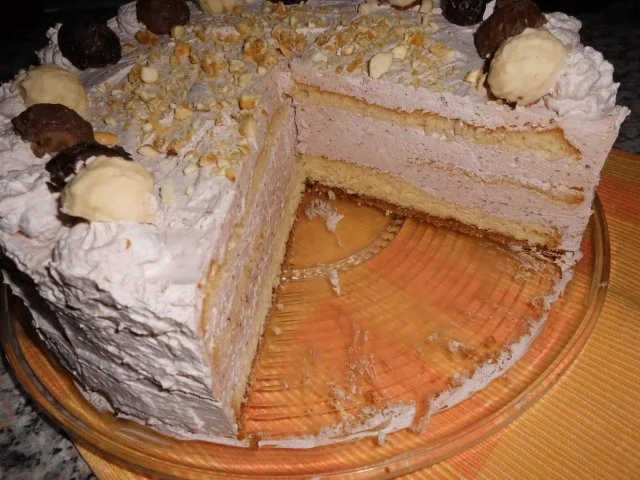 Amaretto-Sahnetorte mit Trüffeln>> - Rezept
