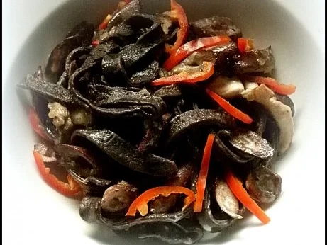 Schwarze Tagliatelle mit Perlpilzen - Rezept