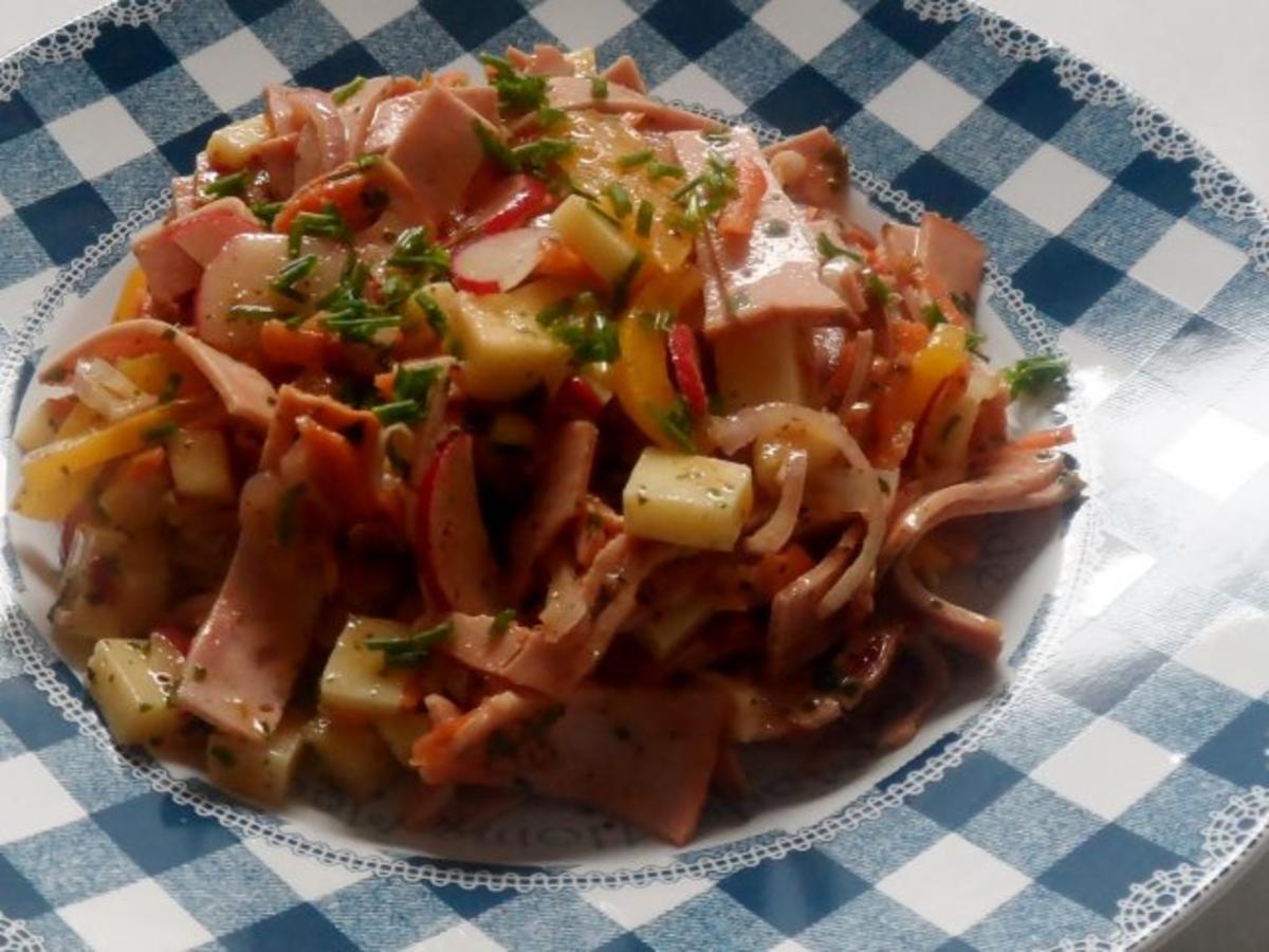 Bilder für Salate: Bunter Leberkäse-Salat mit Orangen-Senf-Dressing - Rezept