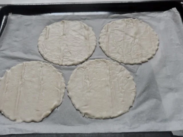 Für den kleinen Hunger: Mediterrane Rosenkohl-Flammkuchen mit Kräutern und Speck - Rezept - Bild Nr. 4