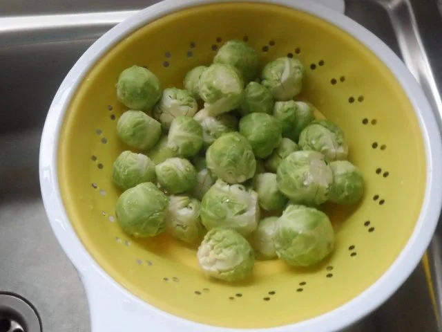 Für den kleinen Hunger: Mediterrane Rosenkohl-Flammkuchen mit Kräutern und Speck - Rezept - Bild Nr. 2