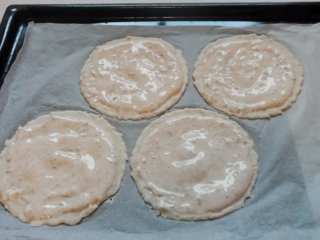 Für den kleinen Hunger: Mediterrane Rosenkohl-Flammkuchen mit Kräutern und Speck - Rezept - Bild Nr. 9