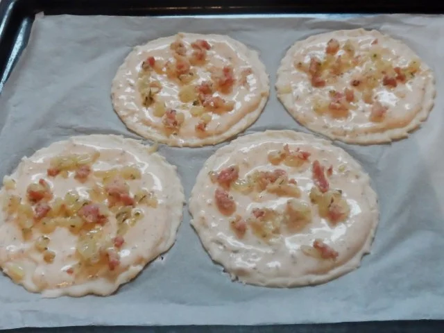 Für den kleinen Hunger: Mediterrane Rosenkohl-Flammkuchen mit Kräutern und Speck - Rezept - Bild Nr. 10