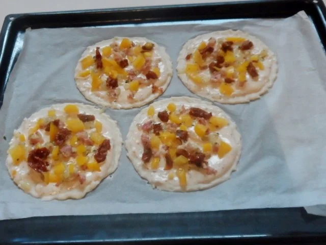 Für den kleinen Hunger: Mediterrane Rosenkohl-Flammkuchen mit Kräutern und Speck - Rezept - Bild Nr. 11