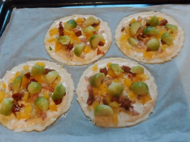 Für den kleinen Hunger: Mediterrane Rosenkohl-Flammkuchen mit Kräutern und Speck - Rezept - Bild Nr. 12