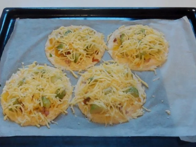 Für den kleinen Hunger: Mediterrane Rosenkohl-Flammkuchen mit Kräutern und Speck - Rezept - Bild Nr. 13