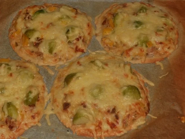 Für den kleinen Hunger: Mediterrane Rosenkohl-Flammkuchen mit Kräutern und Speck - Rezept - Bild Nr. 14