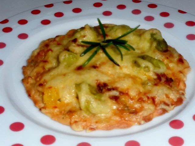 Für den kleinen Hunger: Mediterrane Rosenkohl-Flammkuchen mit Kräutern und Speck - Rezept