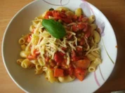 Nudeln mit Geflügelfleischwurst und Tomatensauce - Rezept