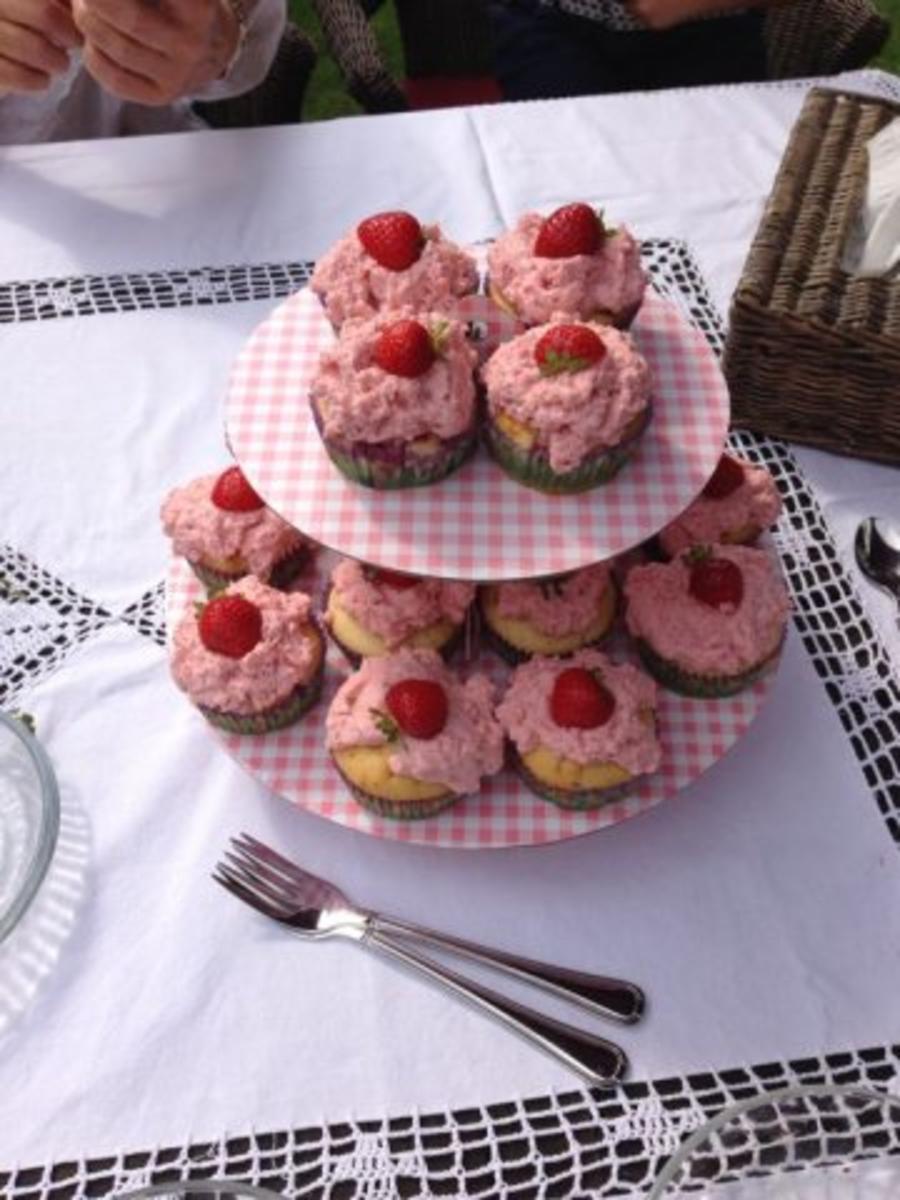 Saftige Erdbeercupcakes mit frischem Erdbeertopping - Rezept