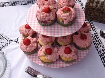 Saftige Erdbeercupcakes mit frischem Erdbeertopping - Rezept