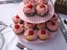 Saftige Erdbeercupcakes mit frischem Erdbeertopping - Rezept