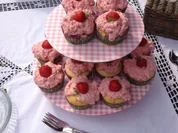 Saftige Erdbeercupcakes mit frischem Erdbeertopping - Rezept