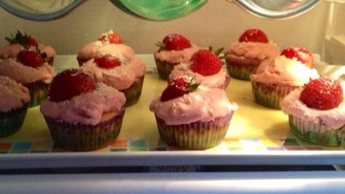 Saftige Erdbeercupcakes mit frischem Erdbeertopping - Rezept - Bild Nr. 2