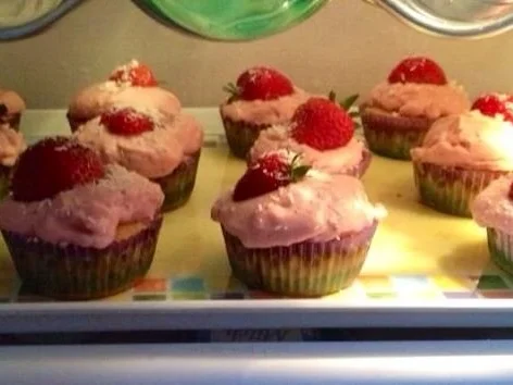 Saftige Erdbeercupcakes mit frischem Erdbeertopping - Rezept - Bild Nr. 2