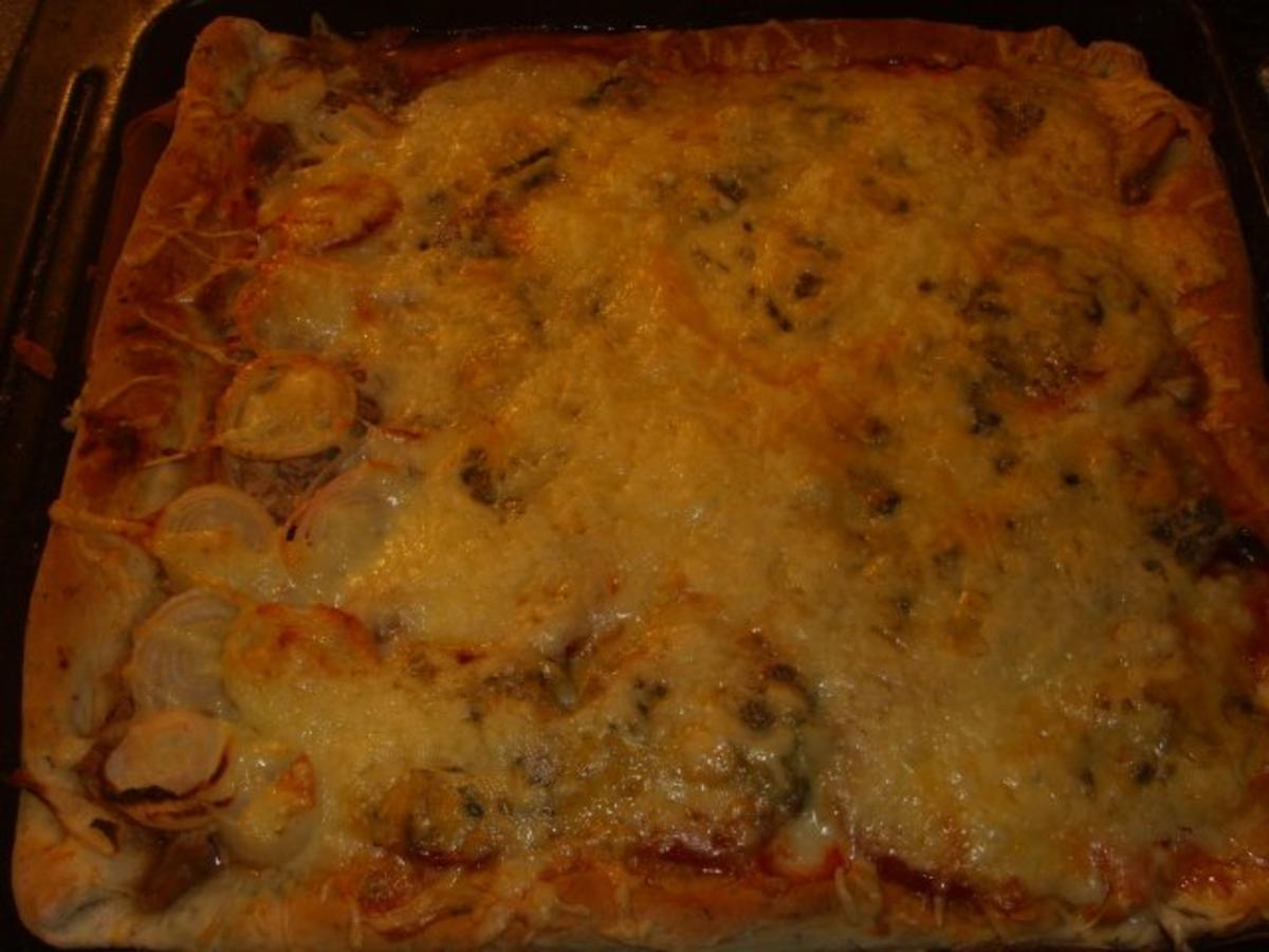 Pizza mit Tomaten-Käse Sosse, Paprikasalami und Gorgonzola - Rezept