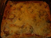 Pizza mit Tomaten-Käse Sosse, Paprikasalami und Gorgonzola - Rezept