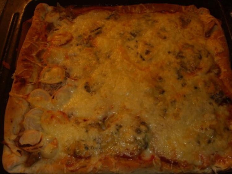 Pizza mit Tomaten Käse Sosse, Paprikasalami und Gorgonzola - einfach ...