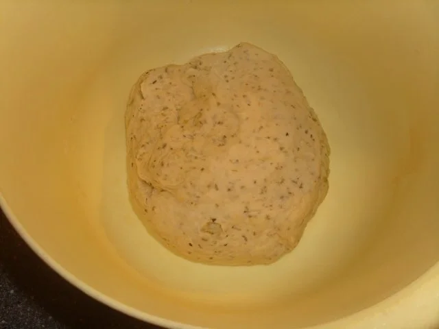 Pizza mit Tomaten-Käse Sosse, Paprikasalami und Gorgonzola - Rezept - Bild Nr. 2