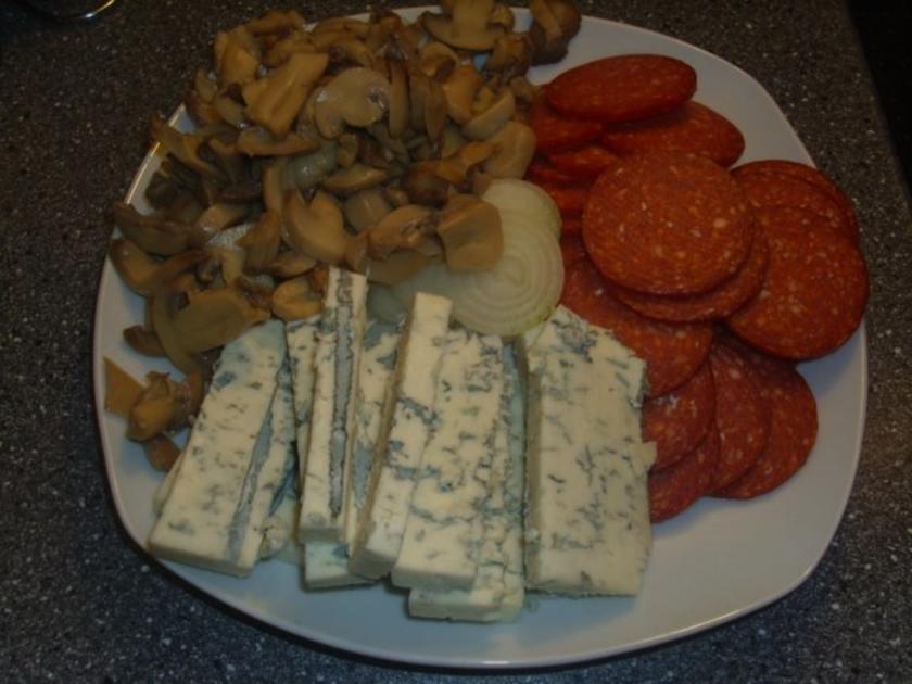 Pizza mit Tomaten Käse Sosse, Paprikasalami und Gorgonzola - einfach ...