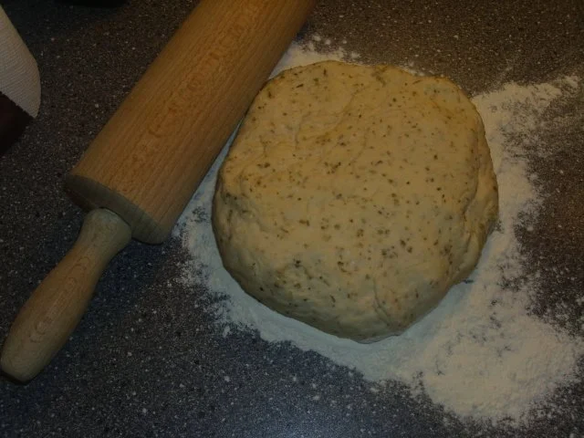 Pizza mit Tomaten-Käse Sosse, Paprikasalami und Gorgonzola - Rezept - Bild Nr. 4