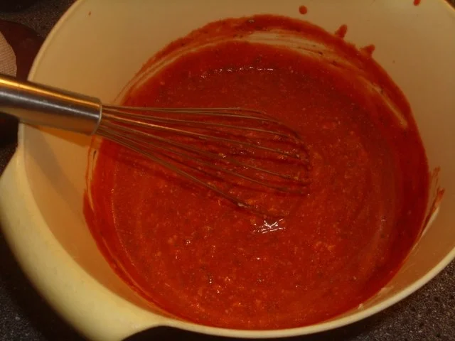 Pizza mit Tomaten-Käse Sosse, Paprikasalami und Gorgonzola - Rezept - Bild Nr. 6