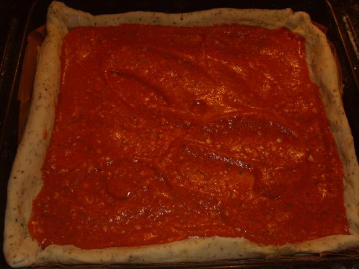 Pizza mit Tomaten-Käse Sosse, Paprikasalami und Gorgonzola - Rezept - Bild Nr. 7