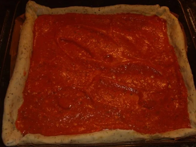 Pizza mit Tomaten-Käse Sosse, Paprikasalami und Gorgonzola - Rezept - Bild Nr. 7