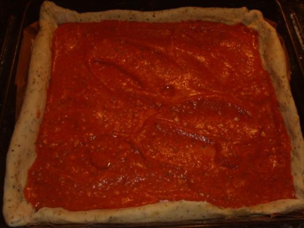 Pizza mit Tomaten Käse Sosse, Paprikasalami und Gorgonzola - einfach ...