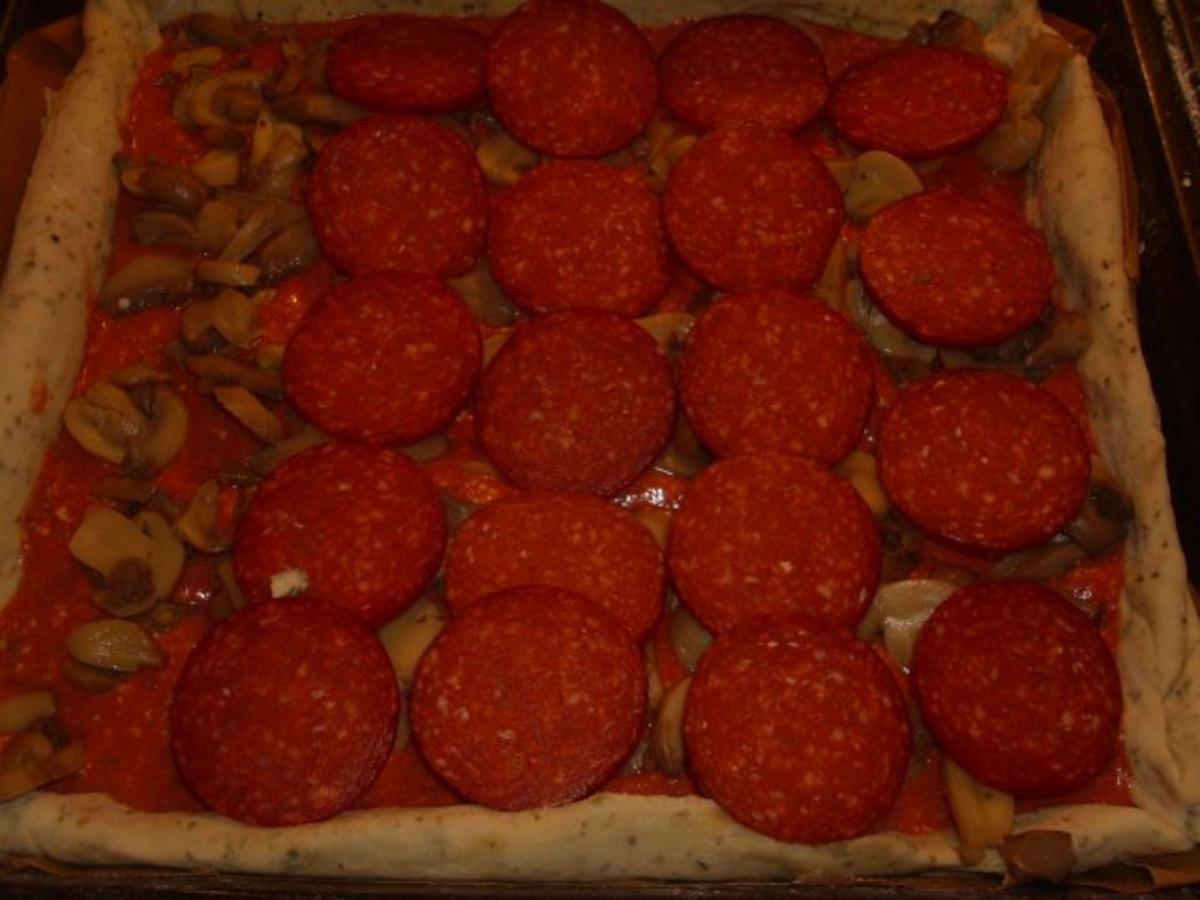 Pizza mit Tomaten-Käse Sosse, Paprikasalami und Gorgonzola - Rezept - Bild Nr. 8