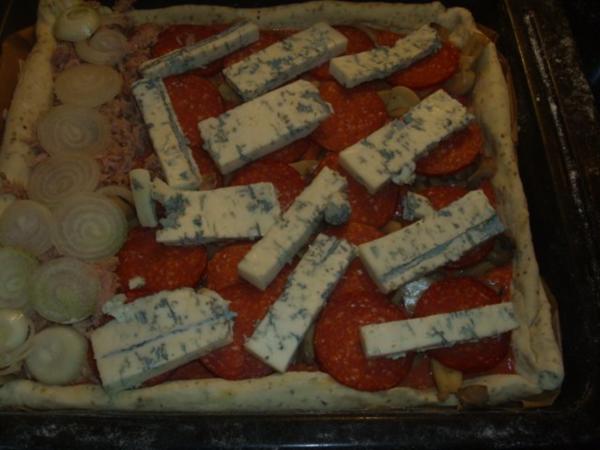 Pizza mit Tomaten Käse Sosse, Paprikasalami und Gorgonzola - einfach ...