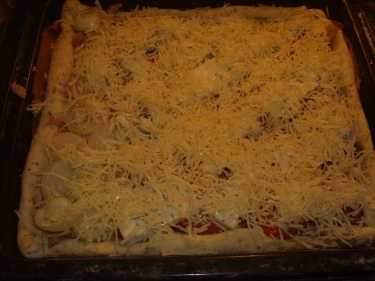 Pizza mit Tomaten-Käse Sosse, Paprikasalami und Gorgonzola - Rezept - Bild Nr. 10