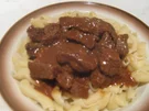 Gulasch mit Nudeln - ungarische Küche - Rezept