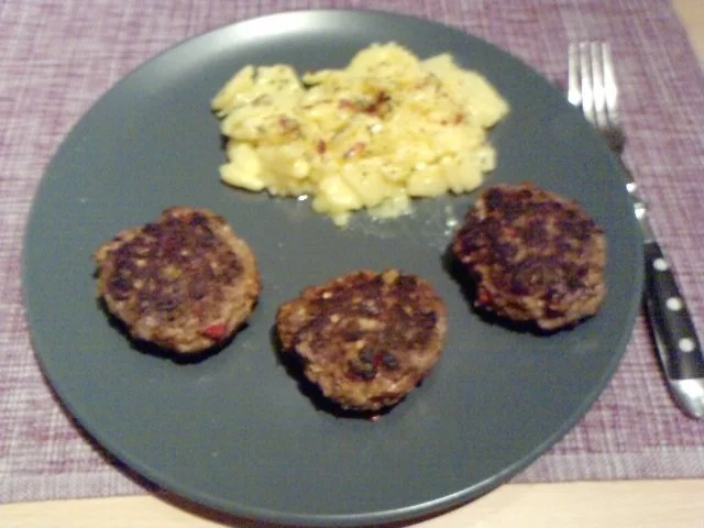 CHILIDELLEN RELOADED GEBAYERT UND CO- Scharfe Fleischpflanzerl mit Rote Ruabn-Salat - Rezept