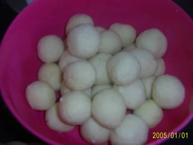 Rezept: Suppeneinlage: Meine Grießklößchen, garantiert "Familien tauglich" Bild Nr. 4 Suppeneinlage: Meine Grießklößchen, garantiert "Familien tauglich" - Rezept - Bild Nr. 4