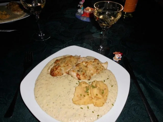 Hähnchenbrust mit Kräuterhaube auf Zucchinischaum>> - Rezept